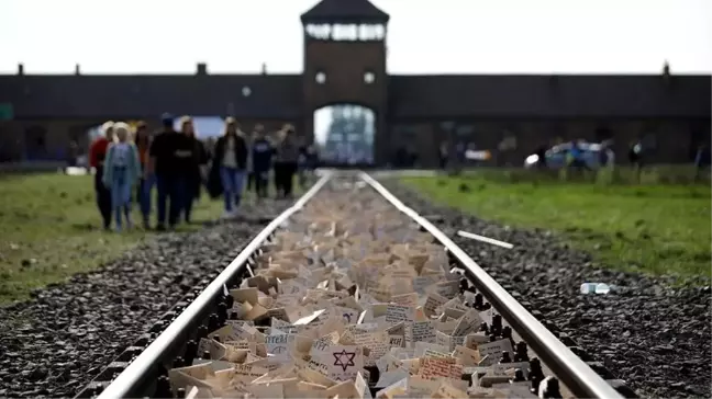 Merkel'den Nazi döneminin en büyük toplama kampı Auschwitz'e 60 milyon euro bağış