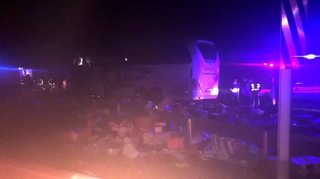 Düzce'de yolcu otobüsüyle kargo tırı çarpıştı: 2 ölü, 23 yaralı