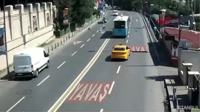 İstanbul-beşiktaş'ta otobüsün çarptığı motosikletlinin metrelerce sürüklendiği kaza kamerada