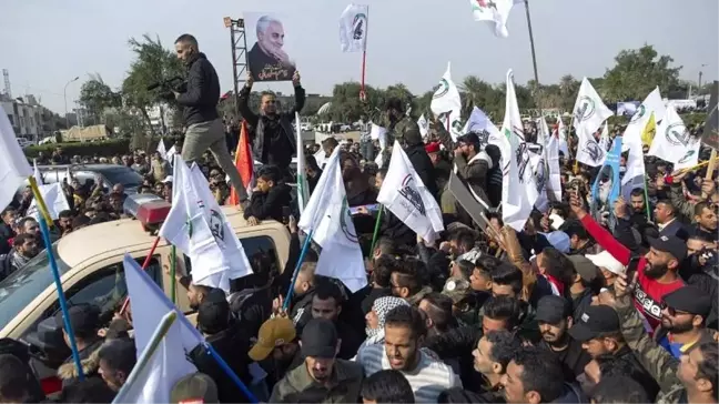 Irak'ta hükümet karşıtları üzerilerine ateş açan Haşdi şabi'ye ait karargahı ateşe verdi