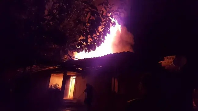 Elektrik sobasından çıkan yangın evde hasara neden oldu