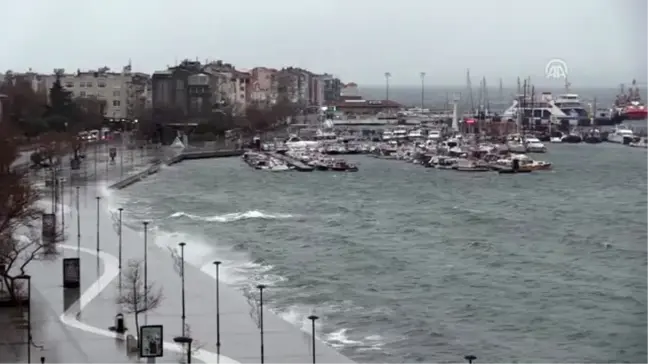 Kuvvetli poyraz fırtınası deniz ulaşımını aksatıyor