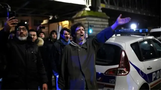 Fransa'da eylemciler Macron'un bulunduğu tiyatro salonuna girmeye çalıştı, polis müdahale etti