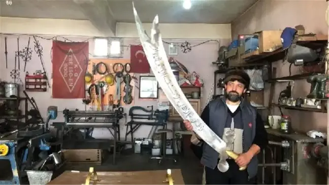 Demirci ustası, 'Zülfikar' kılıç yaptı