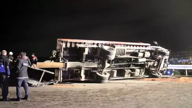 Kocaeli'de çekici devrildi: 2 ölü, 6 yaralı