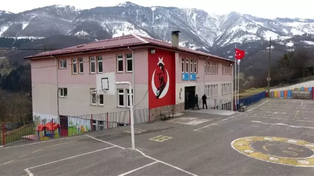 Trabzon'da bir okulda çatlaklar nedeniyle boşaltma kararı alındı
