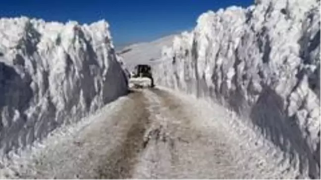 Kar kalınlığı 2 metreyi geçti, 85 köy yolu ulaşıma kapandı