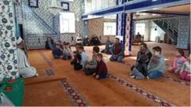 Namazı camide babaları ve dedeleriyle kıldılar ödülleri kaptılar