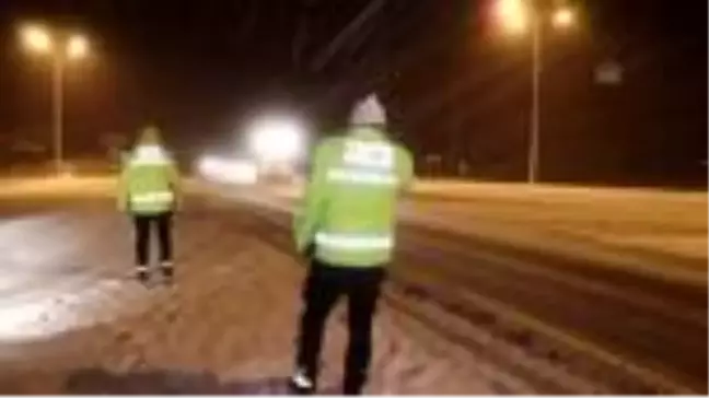 Kar yağışı nedeniyle Bolu Dağı'ndan tır geçişine izin verilmiyor