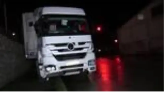 Tırın sinyalizasyonda bekleyen otomobillere çarpmasıyla 5 kişi yaralandı