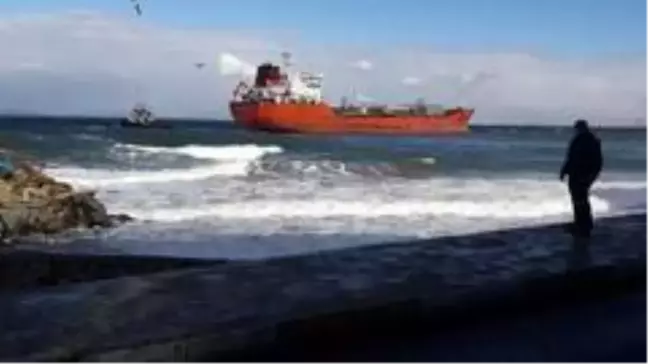 Yalova'da sürüklenen gemi kıyı ekiplerince tersaneye yanaştırıldı