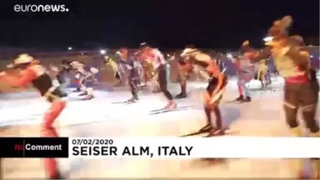 Ay ışığında İsviçre Alpleri'nde kayak yarışı