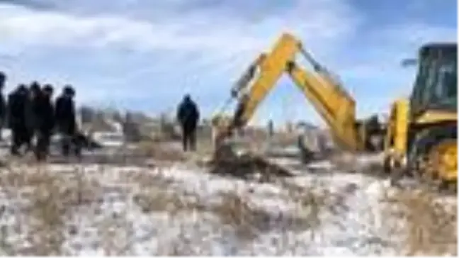 Toprak dondu, mezar iş makinesi ile kazıldı