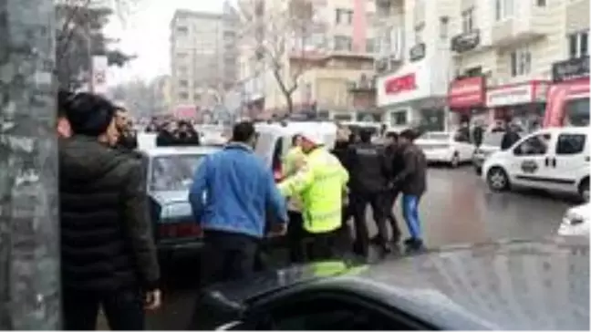 Kendini uyaran garsona saldırdı