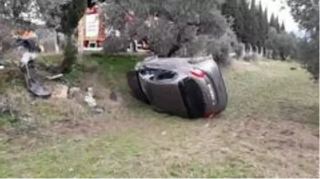 Söke'de yoldan çıkan otomobil devrildi
