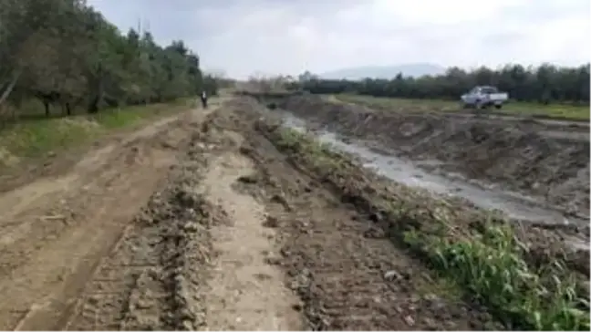 Samandağ'da 35 yıldır temizlenmeyen Kanal'da temizlik çalışmaları başladı
