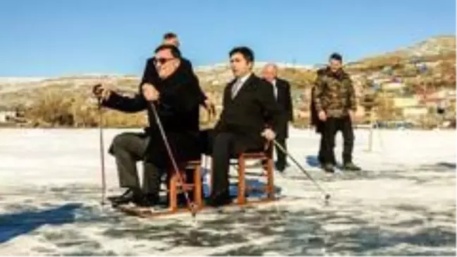 Donan Çıldır Gölü'nde kar bisikleti ve kızak keyfi