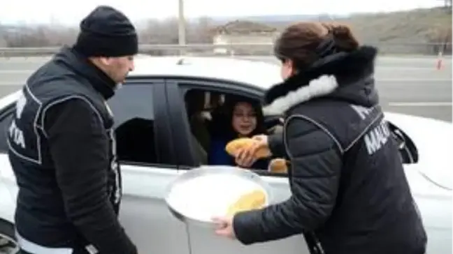 Malatya'da polisten uygulama noktasında sürücülere sucuk ekmek ikramı