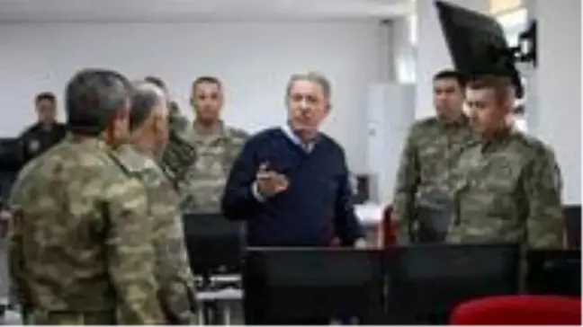 Güvenlik Zirvesi sonrası Bakan Akar ve komutanlar Suriye sınırında