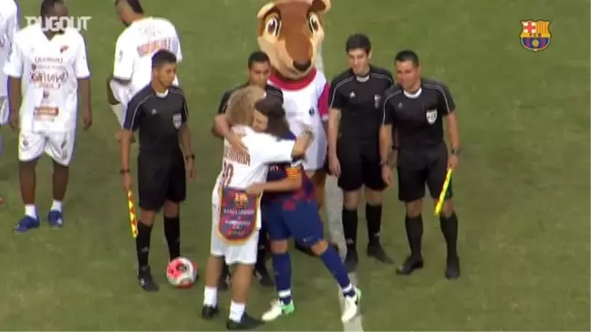 Carles Puyol Barcelona Efsanesi Olarak Sahaya Çıkıyor