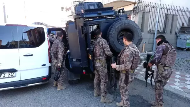 Eski belediye başkanı 1 kişiyi vurdu, 2 akrabasını rehin aldı