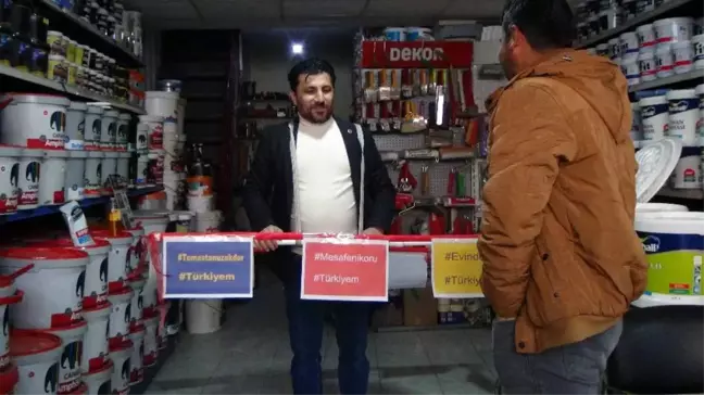 Virüsten korunmak için 1,5 metrelik su borusu ile dolaşıyor