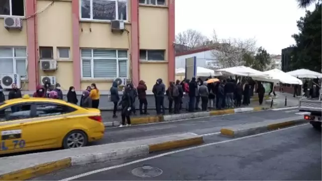 Bakırköy'de koronavirüs testine geldiler, mesafe kuralına uymadılar