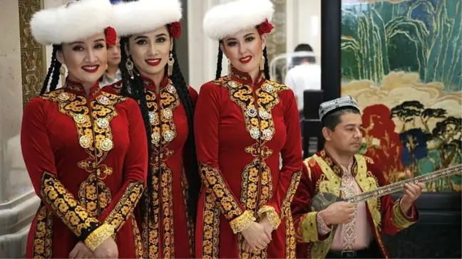 Uygur şarkıcı Raşida Davut'a 'bölücülük' suçlamasıyla 15 yıl hapis cezası