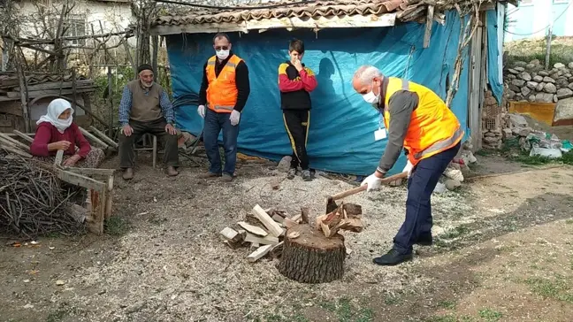 Amasya'da Vefa Sosyal Destek Grubu ekibi Ali dedenin odunlarını kırdı