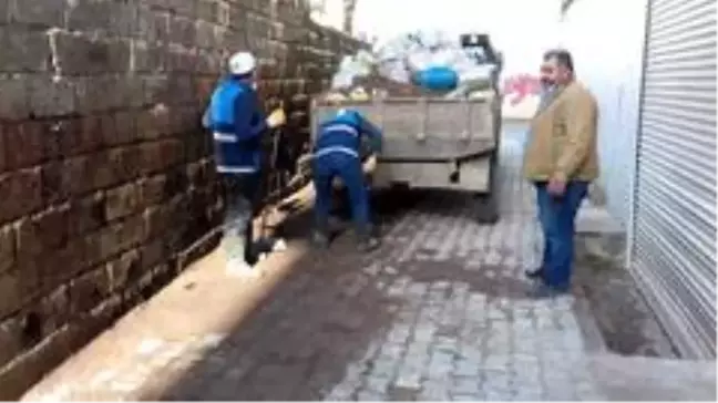 Cizre'de boş alanlarda biriken çöpler toplandı