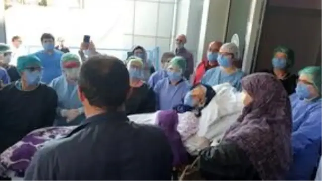 Çanakkale'de koronavirüsü yenen 92 yaşındaki kadın alkışlarla taburcu edildi