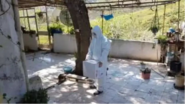 İzmir'de Vefa Sosyal Destek Grubu evlerinde karantinada bulunanları ziyaret etmeye başladı