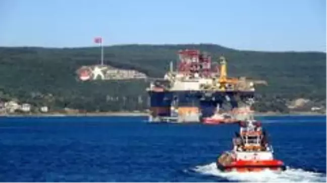 Yüzen dev Çanakkale Boğazı'ndan geçti