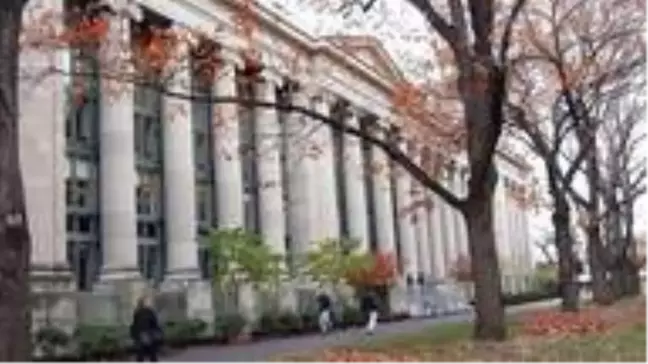 Trump, Harvard Üniversitesi 'zengin' diyerek Covid-19 yardımını iade etmesini istedi
