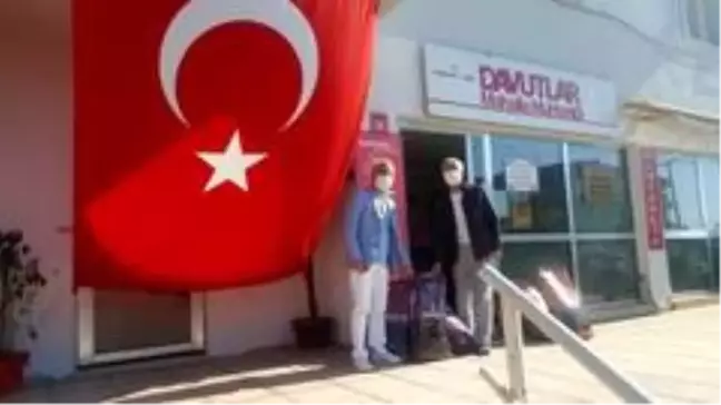 Kuşadası'nda muhtarlara ve hayvanseverlere kedi-köpek maması dağıtıldı