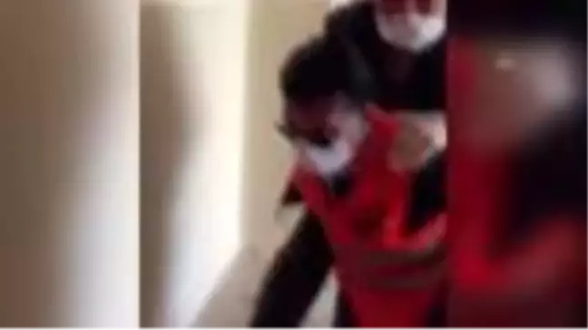 Vefa Sosyal Destek Grubu görevlisi, hastayı sırtında taşıdı
