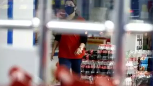 Antalya'da kasiyerin yüzüne kola dökerek hırsızlık yaptığı iddia edilen şüpheli tutuklandı