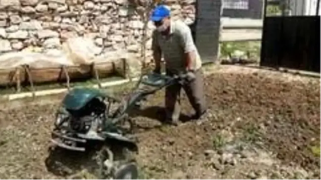 Köy imamı, evden çıkamayan yaşlı adamın bahçesini sürdü