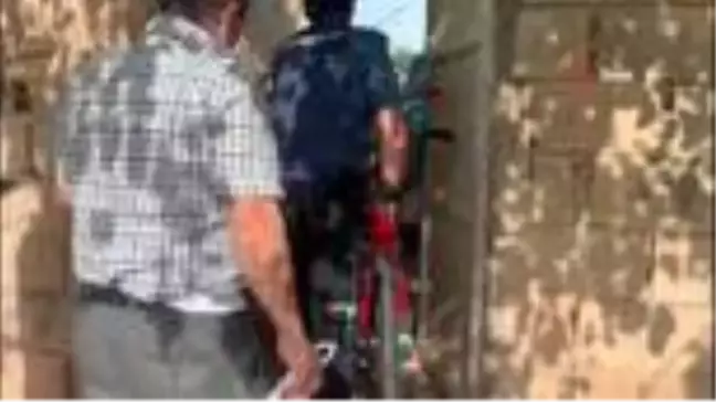 9 yaşındaki çocuk istedi, polis kapısına götürdü