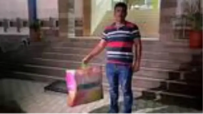 Ceza infaz koruma memuru bulduğu ziynet eşyası dolu çantayı sahibine teslim etti