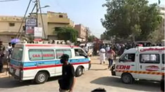Pakistan'ın Karaçi kentinde 107 kişiyi taşıyan yolcu uçağı yerleşim alanına düştü