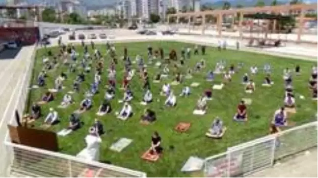 Baş pehlivanların güreş tuttuğu er meydanı cuma namazına ev sahipliği yaptı