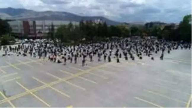 Niğde'de 17 noktada Cuma namazı kılındı