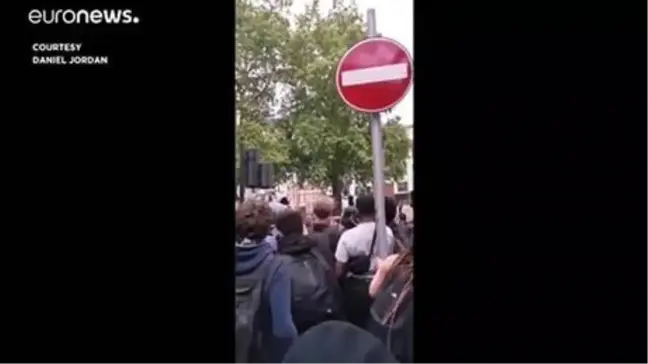 Video: İngiltere'de göstericiler köle tacirinin heykelini yıkıp nehre attı