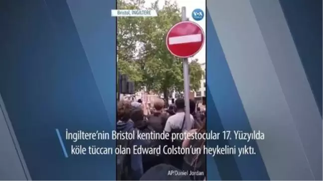 Protestocular Köle Tüccarının Heykelini Yıktı