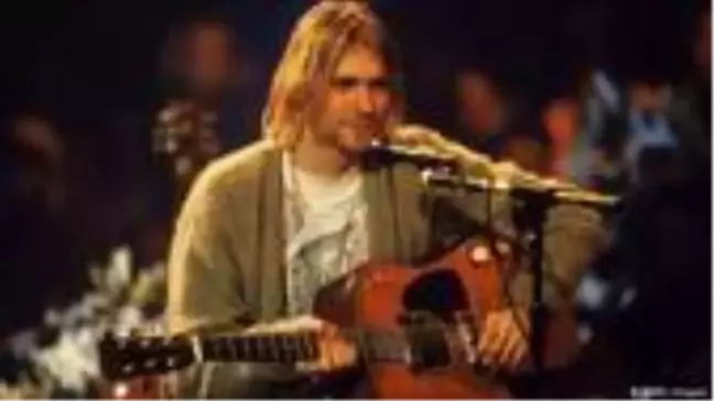 Kurt Cobain'in gitarı rekor fiyata satıldı