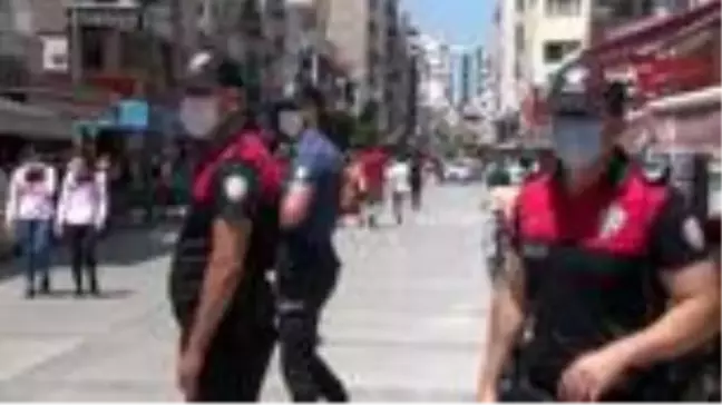 İzmir'deki denetimlerde polisi gören maskesini düzeltti