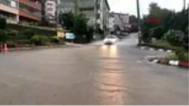 Zonguldak'ta sağanak yağmur yolları göle döndürdü