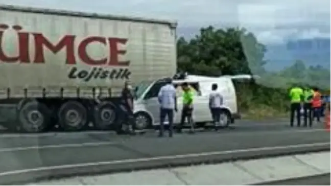 Panelvan minibüs tıra arkadan çarptı: 1 ölü, 1 yaralı