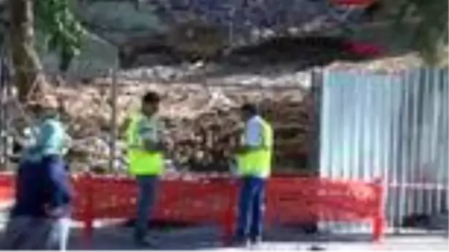 İzmir'de metro inşaatı sırasında bir iş yerinde hasar oluştu